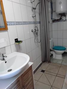 Caribbean Sunset, Malendure, Vue Mer, Jacuzzi Privé في بويانت: حمام مع حوض ومرحاض +22 صورة