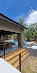 La alberca dentro o cerca de Krek Wak Wou Bush Villa