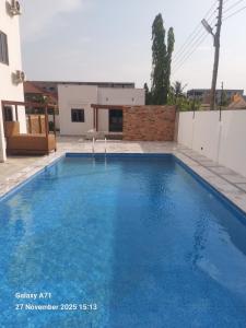 een groot blauw zwembad voor een huis bij Villa Alpaca in Accra