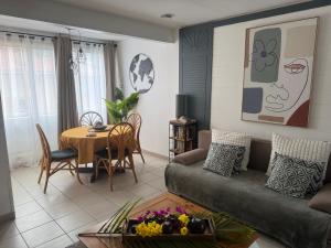 un soggiorno con un divano e un tavolo di Kay lanmou location de vacances Sainte Anne a Sainte-Anne