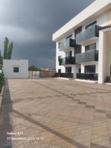 een lege parkeerplaats voor een gebouw bij Villa Alpaca in Accra
