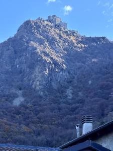 una montagna con un castello in cima di Elegant apartment near the Sacra- La Casita di Sopra a Caprie