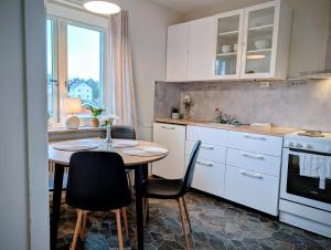 Η κουζίνα ή μικρή κουζίνα στο Cosy & modern 3-sleeps apartment near Katrineholm Centre