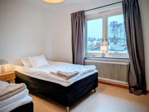 Ένα ή περισσότερα κρεβάτια σε δωμάτιο στο Cosy & modern 3-sleeps apartment near Katrineholm Centre +3 φωτογραφίες