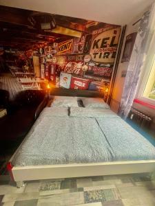 un letto in una stanza con una parete ricoperta di adesivi di Könighaus Apartmán a Kynšperk nad Ohří