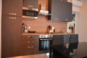 Una cocina con electrodomésticos de acero inoxidable y una mesa. en Ca' Serenella, en Venecia