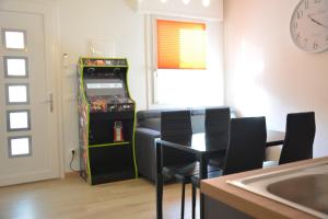una habitación con una máquina de videojuegos y una mesa en Ca' Serenella, en Venecia