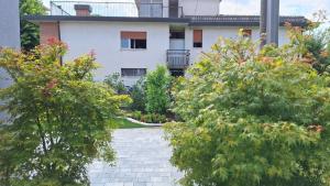 una casa con árboles frente a una pasarela de ladrillos en Ca' Serenella, en Venecia