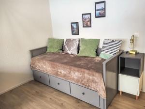 洛伊克巴德Apartment Ringstrasse - Utoring-3 by Interhome的一张带绿色枕头的床