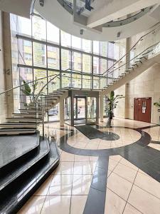 eine Lobby mit einer Treppe in einem Gebäude in der Unterkunft Apartimento Central Prime4 in Breslau