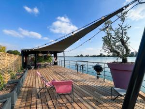 坦耶尔米塔格LA PÉNICHE - Hisseo的一个带椅子、帐篷和水的露台