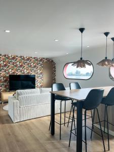 坦耶尔米塔格LA PÉNICHE - Hisseo的客厅里有一张沙发和一张桌子。