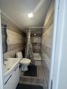 een badkamer met toilet, wastafel en bad bij Sn family in Radekhov