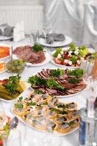 een tafel met veel borden eten erop bij Sn family in Radekhov