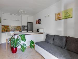 ein Wohnzimmer mit Couch und Küche in der Unterkunft Apartment Anica-1 by Interhome in Zadar
