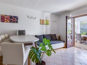 ein Wohnzimmer mit Sofa und Tisch in der Unterkunft Apartment Anica-1 by Interhome in Zadar