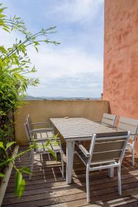 a table and chairs sitting on a wooden deck at Loft Kala Zèna in La Maddalena