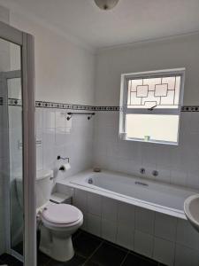 Koupelna v ubytování Arkhon Villa + 7 fotografií