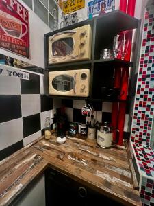 una cucina con piano di lavoro e 2 forni a microonde di Könighaus Apartmán a Kynšperk nad Ohří Altre 7 foto