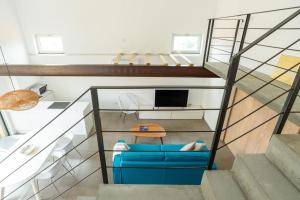 a staircase with a blue couch in a room at Loft Kala Zèna in La Maddalena