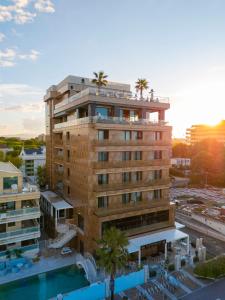 La pileta dentro o cerca de The Promenade Luxury Wellness Hotel