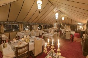 En restaurant eller et andet spisested på Black Stars Luxury Camp