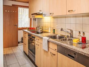 Η κουζίνα ή μικρή κουζίνα στο Apartment Racer's Retreat Apt-12 by Interhome +39 φωτογραφίες