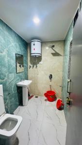 un bagno con un water e un lavandino di Lakes and peaks a Srinagar Altre 49 foto