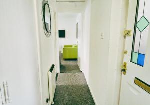 Μια τηλεόραση ή/και κέντρο ψυχαγωγίας στο Comfy 3BR Flat on Quiet Street in Wollaton