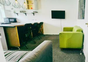 Μια τηλεόραση ή/και κέντρο ψυχαγωγίας στο Comfy 3BR Flat on Quiet Street in Wollaton