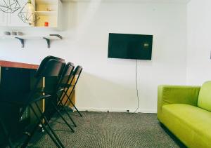 Μια τηλεόραση ή/και κέντρο ψυχαγωγίας στο Comfy 3BR Flat on Quiet Street in Wollaton +29 φωτογραφίες