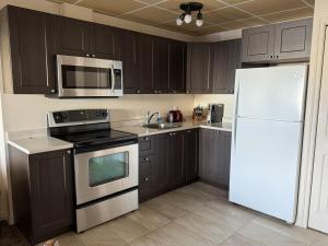 Η κουζίνα ή μικρή κουζίνα στο Logement tout inclus Baie Comeau