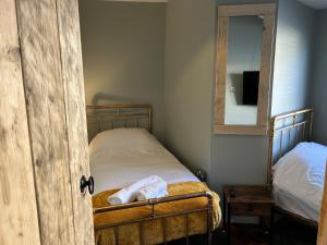 En eller flere senge i et værelse på Fishermans Cottage