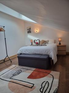 - une chambre avec un lit avec deux cœurs dans l'établissement MALIBAIX, à Aix-les-Bains