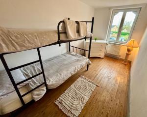 Una cama o camas en una habitación de Le Havre de Laplaigne