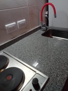 eine Küchentheke mit einem Waschbecken und einem Waschbecken in der Unterkunft Apart Altos de Monte Hermoso in Monte Hermoso