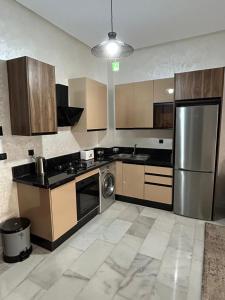 uma grande cozinha com um frigorífico de aço inoxidável em Résidence Natura Living em Mohammedia