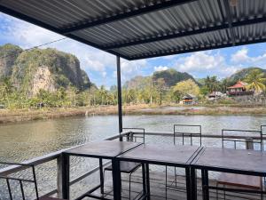 ein Tisch an Deck eines Bootes auf einem Fluss in der Unterkunft Hill House Rammang-Rammang in Kasijala