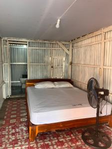 ein Schlafzimmer mit einem Bett in einem Zimmer in der Unterkunft Hill House Rammang-Rammang in Kasijala
