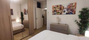 Un dormitorio pequeño con una cama y un espejo. en Ca' Serenella, en Venecia