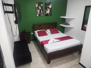 Postel nebo postele na pokoji v ubytování Hotel Cartago Plaza + 7 fotografií