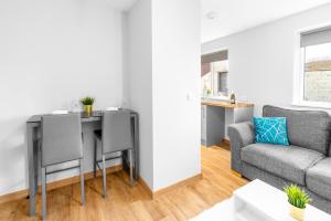 ein Wohnzimmer mit Tisch und Couch in der Unterkunft Stylish 2 Bed Apartment - Easy Access to Stourbridge - Free Parking - Fast Wi-Fi 1AS in Amblecote