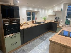 阿夫尔和伊通韦尔讷伊Maison 4 à 6 personnes à Verneuil sur Avre的一个带炉灶和水槽的大厨房