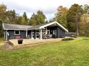 una casa con un ampio ponte nel cortile di Holiday Home Tyyne - 250m from the sea by Interhome a Tjørneholm