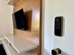 a room with a door with a tv and a cabinet at Mar de Corais Hospedagem in Serra