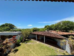 an aerial view of a house with a yard at Pousada Mar de Corais in Serra