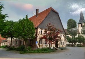 Brakel Monteu -Ferin Wohnung 1-5xDouble Zimmer في Brakel: تقديم عماره مع كنيسه