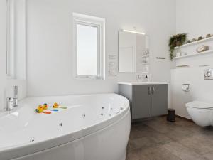 Un baño de Holiday Home Snari - 700m from the sea by Interhome 20 fotos más