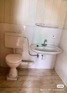 Ένα μπάνιο στο Brakel Monteu -Ferin Wohnung 1-5xDouble Zimmer