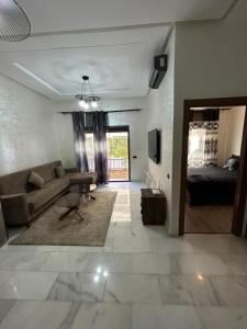 uma sala de estar com um sofá e uma cama em Résidence Natura Living em Mohammedia